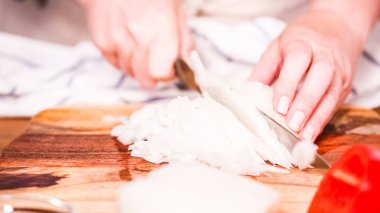 Adım adım. Dolgu empanadas için yapmak için kesme sebze.