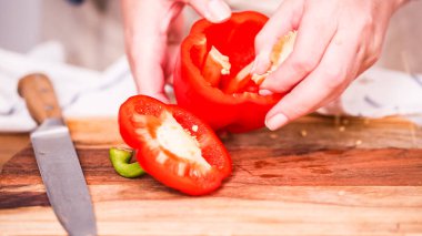 Adım adım. Dolgu empanadas için yapmak için kesme sebze.