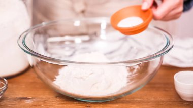 Adım adım. Malzemeler hamur empanadas için yapmak için karıştırma.