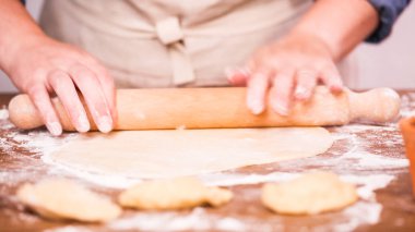 Adım adım. Hamur için ev yapımı empanadas haddeleme.