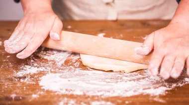 Adım adım. Hamur için ev yapımı empanadas haddeleme.