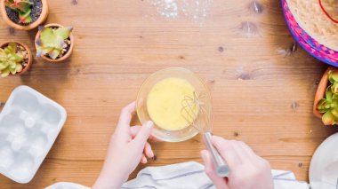 Adım adım. Malzemeler hamur empanadas için yapmak için karıştırma.