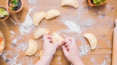 Adım adım. Ev yapımı yapma empanadas farklı dolguları ile.