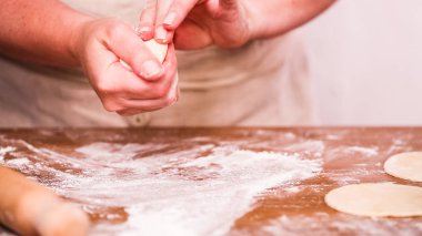 Adım adım. Hamur için ev yapımı empanadas haddeleme.