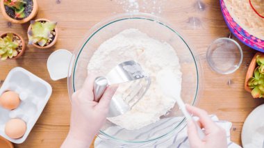 Adım adım. Malzemeler hamur empanadas için yapmak için karıştırma.