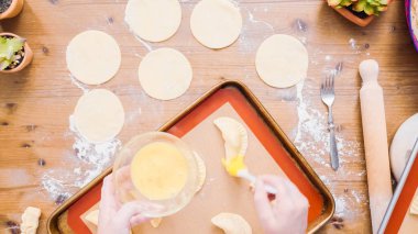 Adım adım. Ev yapımı yapma empanadas farklı dolguları ile.
