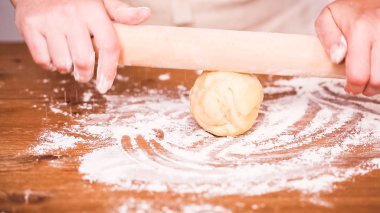 Adım adım. Hamur için ev yapımı empanadas haddeleme.
