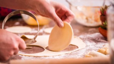 Adım adım. Ev yapımı yapma empanadas farklı dolguları ile.