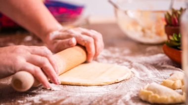 Adım adım. Hamur için ev yapımı empanadas haddeleme.