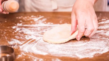 Adım adım. Hamur için ev yapımı empanadas haddeleme.