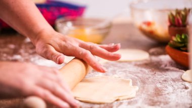 Adım adım. Hamur için ev yapımı empanadas haddeleme.