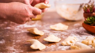 Adım adım. Ev yapımı yapma empanadas farklı dolguları ile.