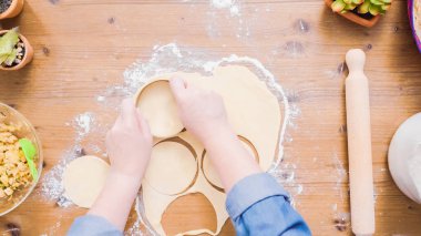 Adım adım. Ev yapımı yapma empanadas farklı dolguları ile.