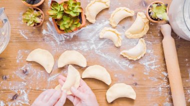 Adım adım. Ev yapımı yapma empanadas farklı dolguları ile.