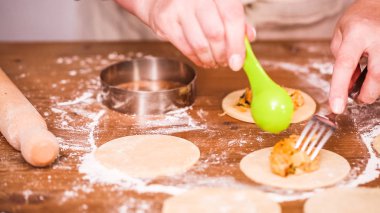 Adım adım. Ev yapımı yapma empanadas farklı dolguları ile.