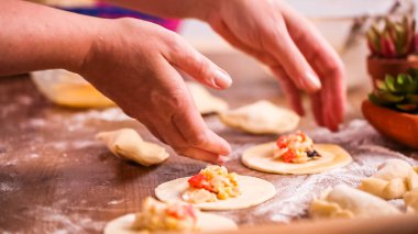 Adım adım. Ev yapımı yapma empanadas farklı dolguları ile.