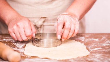 Adım adım. Ev yapımı yapma empanadas kırmızı elma dolguları ile.