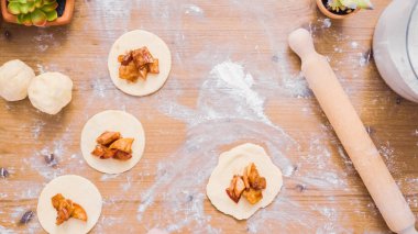 Adım adım. Ev yapımı yapma empanadas tatlı dolgulu.