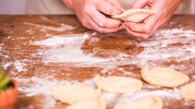 Adım adım. Ev yapımı yapma empanadas farklı dolguları ile.
