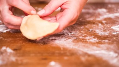 Adım adım. Ev yapımı yapma empanadas farklı dolguları ile.