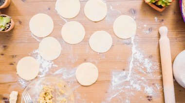 Adım adım. Ev yapımı yapma empanadas farklı dolguları ile.