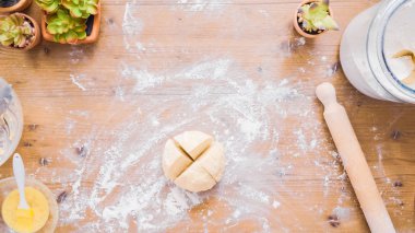Adım adım. Hamur için ev yapımı empanadas haddeleme.