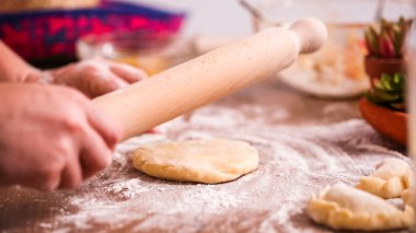 Adım adım. Hamur için ev yapımı empanadas haddeleme.