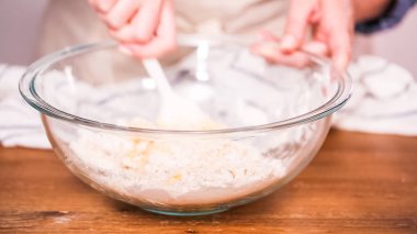 Adım adım. Malzemeler hamur empanadas için yapmak için karıştırma.