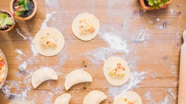 Adım adım. Ev yapımı yapma empanadas farklı dolguları ile.