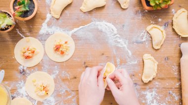 Adım adım. Ev yapımı yapma empanadas farklı dolguları ile.
