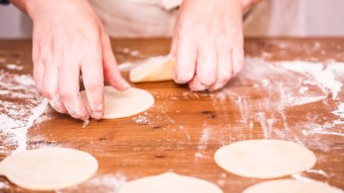 Adım adım. Ev yapımı yapma empanadas farklı dolguları ile.