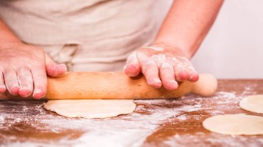 Adım adım. Hamur için ev yapımı empanadas haddeleme.