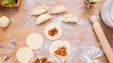 Adım adım. Ev yapımı yapma empanadas tatlı dolgulu.