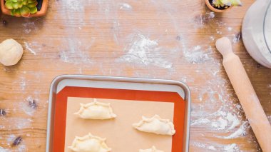 Adım adım. Ev yapımı yapma empanadas tatlı dolgulu.