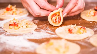 Adım adım. Ev yapımı yapma empanadas farklı dolguları ile.