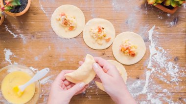 Adım adım. Ev yapımı yapma empanadas farklı dolguları ile.