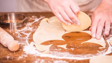 Adım adım. Ev yapımı yapma empanadas farklı dolguları ile.