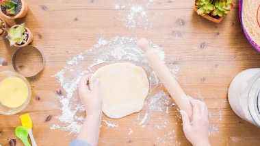Adım adım. Hamur için ev yapımı empanadas haddeleme.