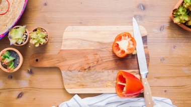 Adım adım. Sebze empanadas yapmak doldurmak için dilimleme.