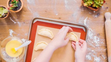 Adım adım. Ev yapımı yapma empanadas farklı dolguları ile.