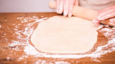 Adım adım. Hamur için ev yapımı empanadas haddeleme.