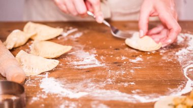 Adım adım. Ev yapımı yapma empanadas farklı dolguları ile.
