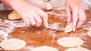 Adım adım. Ev yapımı yapma empanadas farklı dolguları ile.