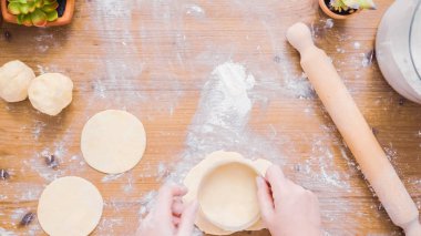 Adım adım. Ev yapımı yapma empanadas tatlı dolgulu.