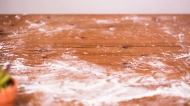 Adım adım. Hamur için ev yapımı empanadas haddeleme.