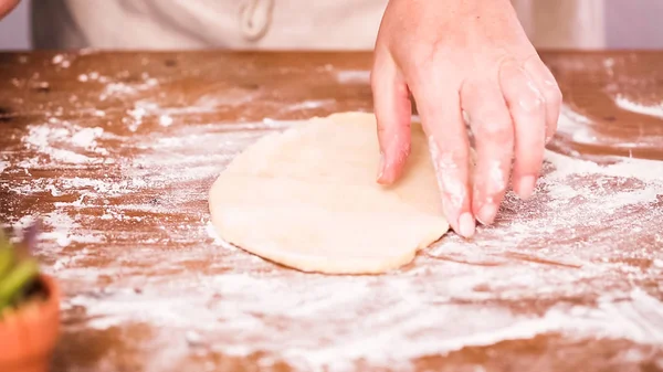 단계적으로 만든된 Empanadas에 반죽을 — 스톡 사진