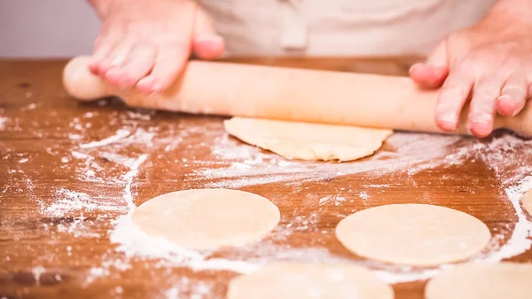 Adım Adım Hamur Için Yapımı Empanadas Haddeleme — Stok fotoğraf