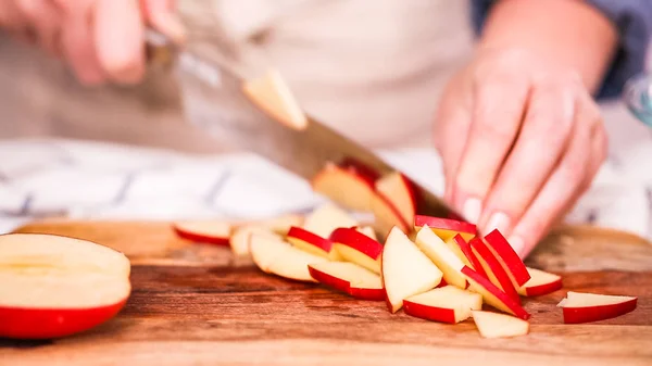 Schritt Für Schritt Schneiden Roter Äpfel Zur Füllung Für Empanadas — Stockfoto