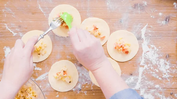 Passo Passo Fazendo Empanadas Feitas Casa Com Diferentes Recheios — Fotografia de Stock