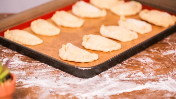 Schritt Für Schritt Herstellung Hausgemachter Empanadas Mit Verschiedenen Füllungen — Stockfoto